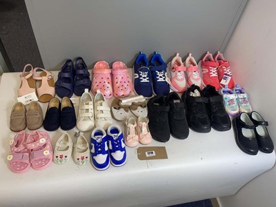 Lot 18x Pairs of children's shoes to include Nike,...