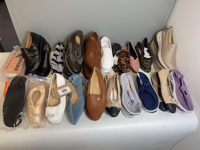 Lot 18x Pairs of shoes to include Sketchers,...