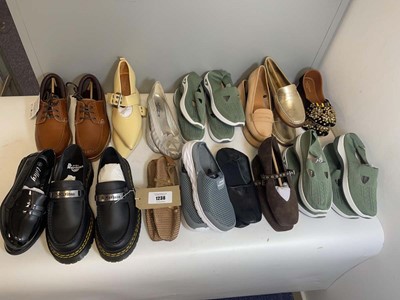 Lot 16x Pairs of shoes in various styles to...