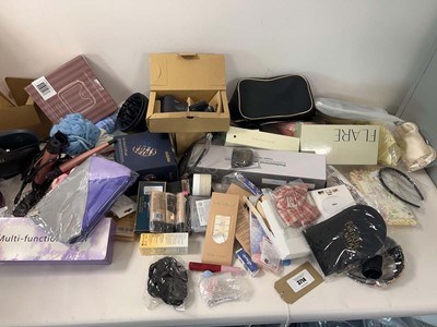Lot 3714 - Mixed makeup and accessories