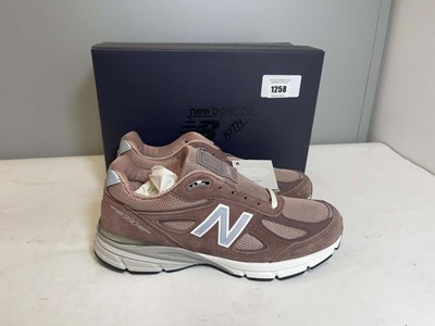 Lot New Balance x Kith UK9.5 990 trainers in brown...
