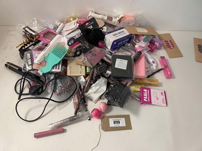 Lot 3723 - Mixed makeup and accessories