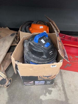Lot 4613 - 2 workshop vacuums