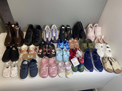 Lot 22x Pairs of children's shoes to include Nike,...