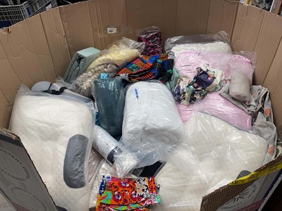 Lot 3597 - Large pallet box containing pillows, throws,...