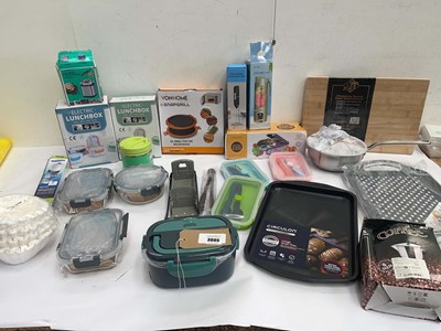 Lot 3605 - Electric lunchboxes, Chopping board, Veggie...