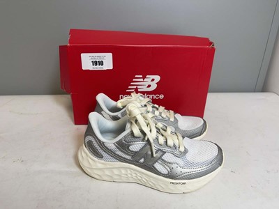 Lot New Balance UK3 fresh foam trainers in silver -...
