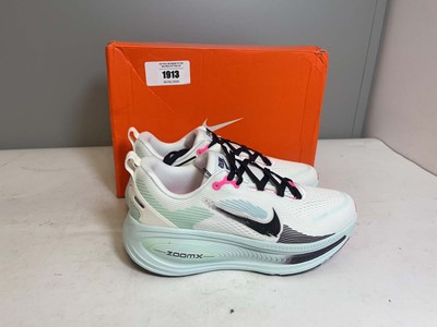 Lot Nike UK8 vomero 18 trainers in white - boxed
