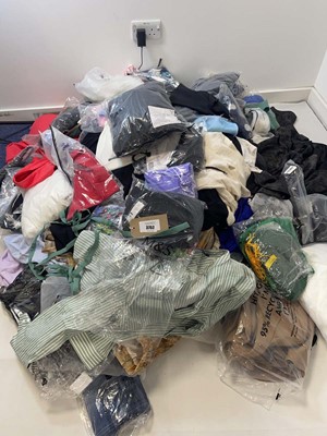 Lot 3752 - Pallet box (not included) containing mixed...