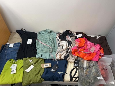 Lot 3425 - Ladies clothing Zara, Bershka, AX Paris, MNG,...