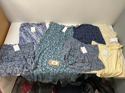 Lot 3428 - Ladies MNG clothing