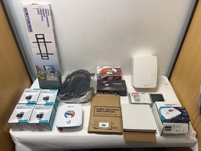 Lot 4709 - Household electronics and items to include...