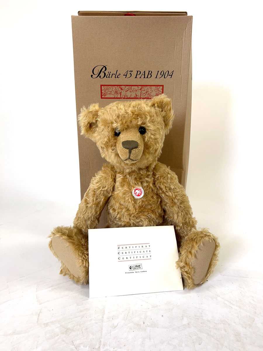 Lot A 2004 boxed limited edition Steiff 'Baerle 43...