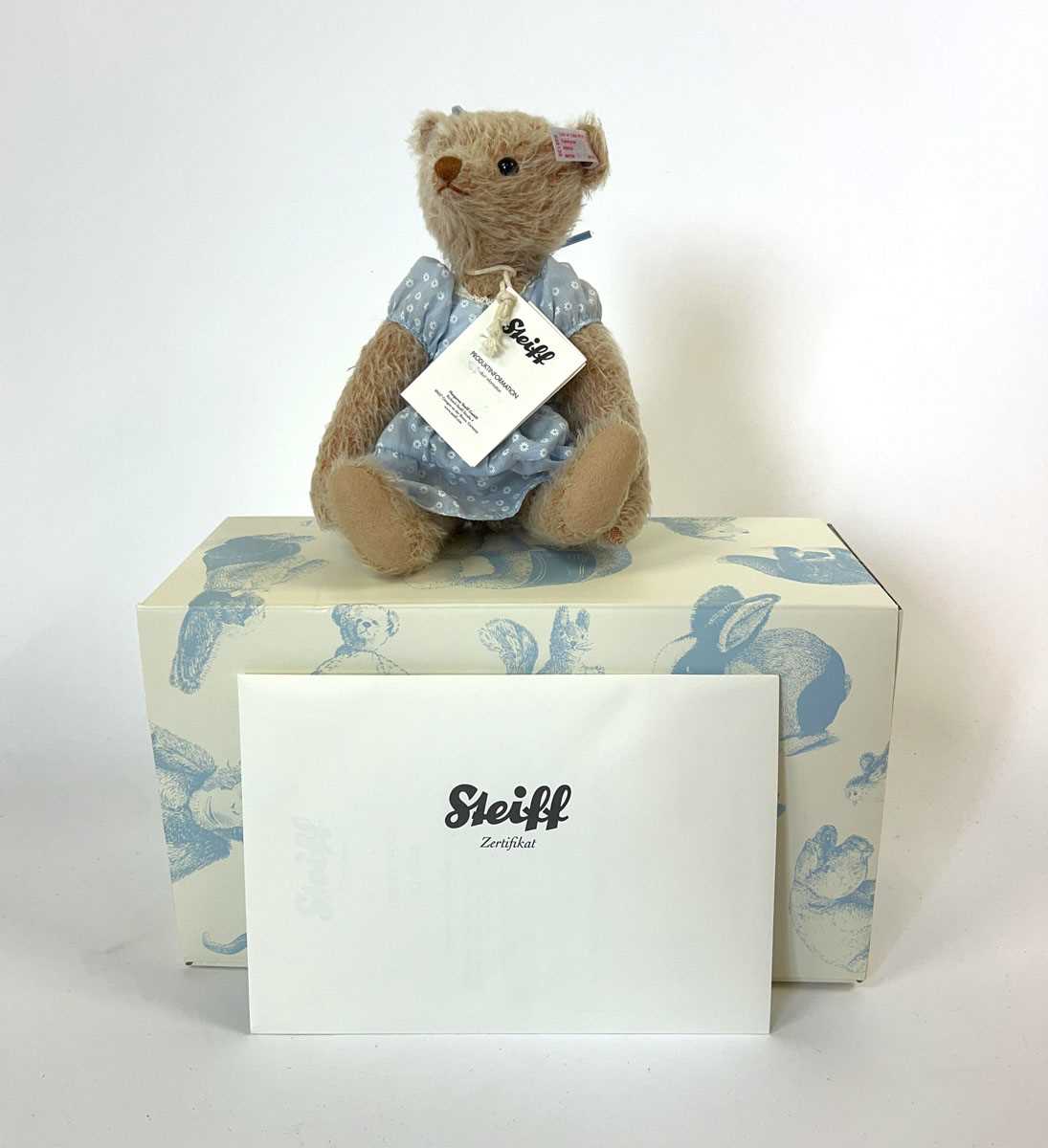Lot A boxed limited edition Steiff bear 'Alissa'...