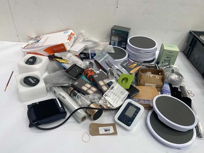 Lot 3671 - 3 large bags of assorted household items