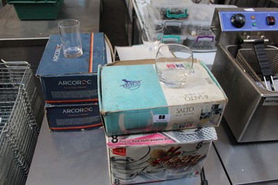 Lot 68 - 5x boxes of assorted glass