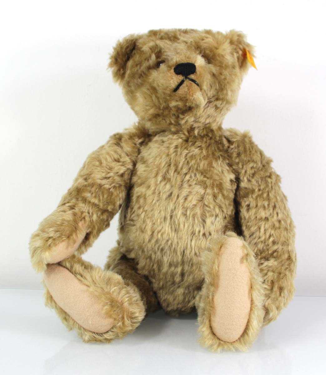 Lot 136 - A fully joined Steiff bear, h. 39 cm