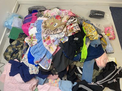 Lot 3870 - Pallet box (not included) containing mixed...