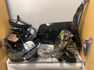 Lot 4742 - Car parts to include a Renault Megane Scenic...