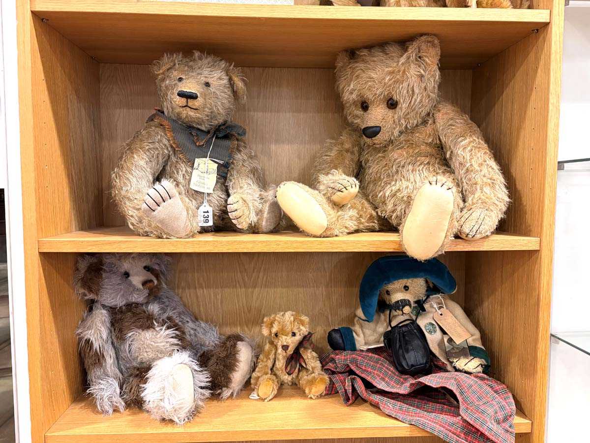 Lot 139 - Five collectors bears including a Gisela...