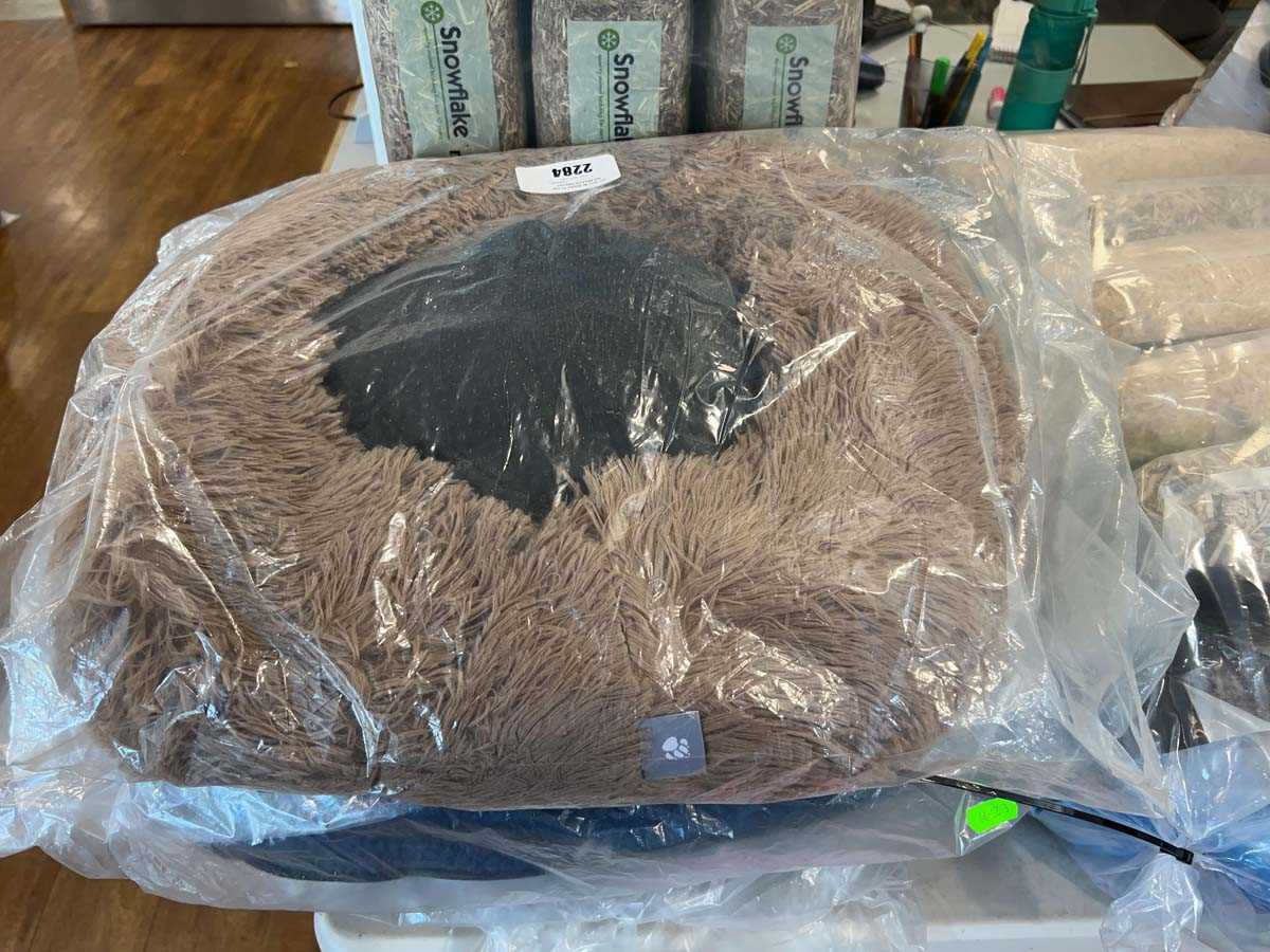 Lot 2284 - x3 pet beds