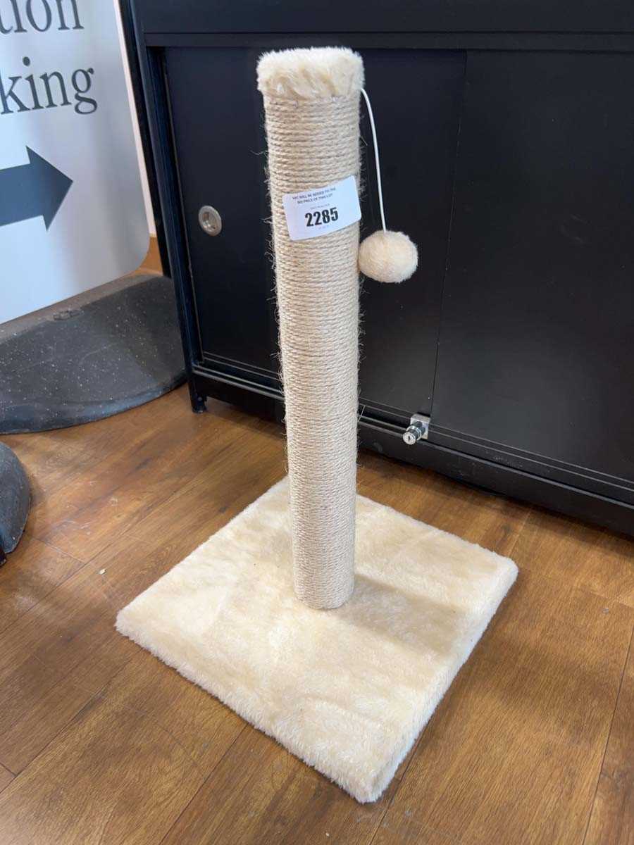 Lot 2285 - Cat scratch post