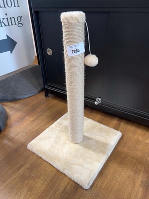 Lot 2285 - Cat scratch post