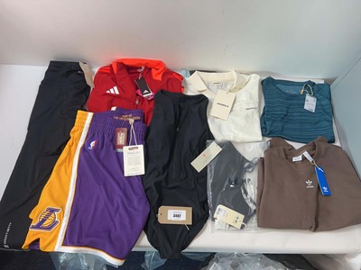 Lot 3482 - Sportswear LA Lakers NBA, Adanola, Sweaty...