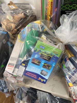 Lot 2299 - Bag containing mainly aquarium related goods...