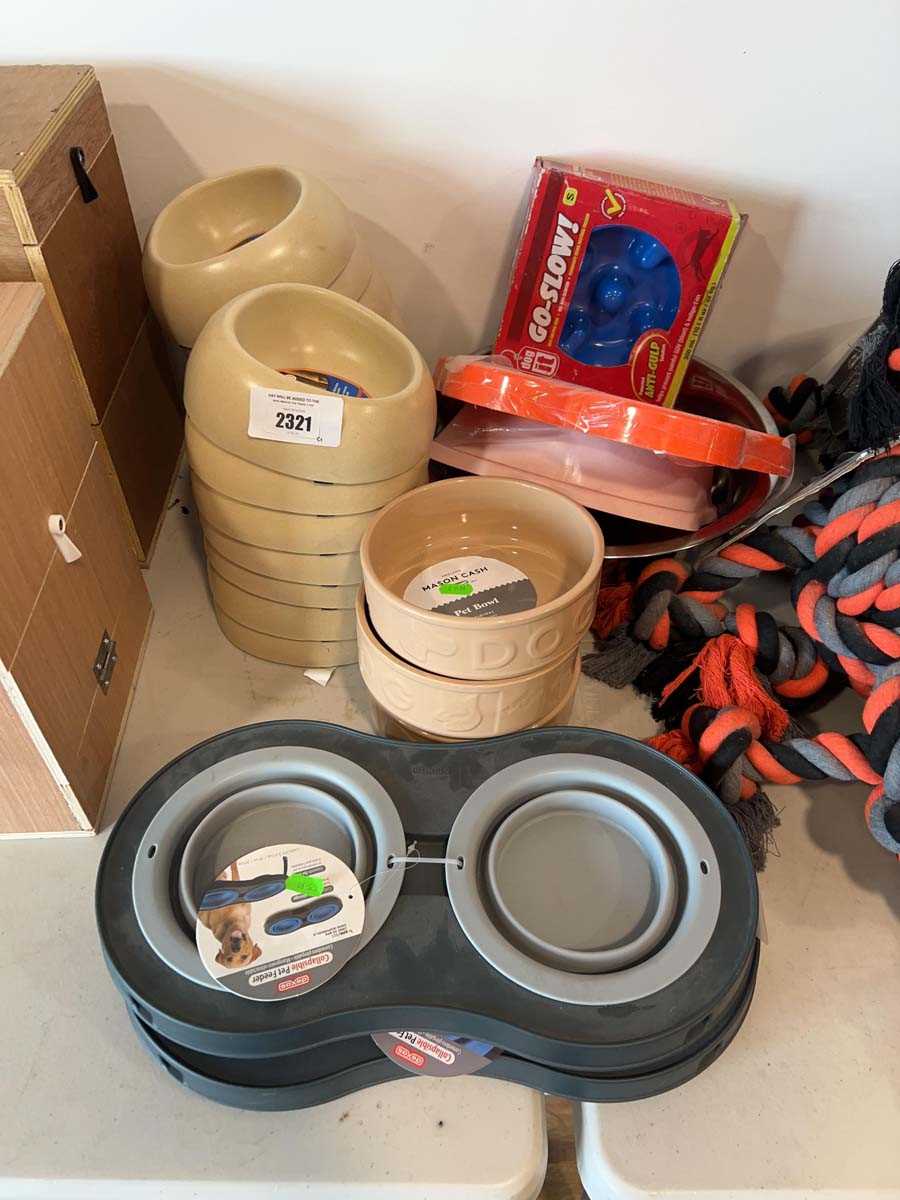 Lot 2321 - Large quantity of various style dog feeding bowls