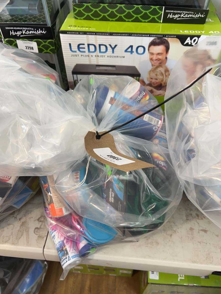 Lot 2307 - Bag containing mixed aquarium goods incl. fish...