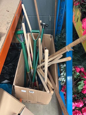 Lot 4059 - Box containing assorted garden tools to...