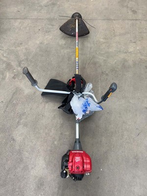Lot 4067 - Honda 4-stroke straight shaft brush cutter