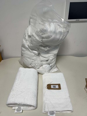 Lot 1736 - Bag containing a large quantity of bath towels...
