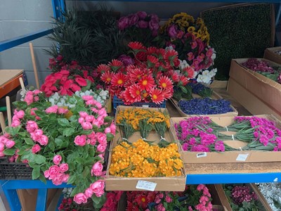 Lot 4082 - 9 assorted boxes of artificial flowers