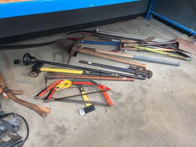 Lot 4086 - Under bay of assorted bundles of tools to...
