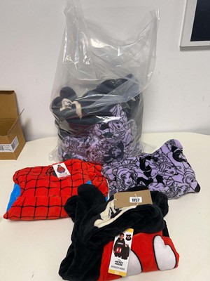 Lot 1757 - Approx. 8 kids oversized hoodies to include...