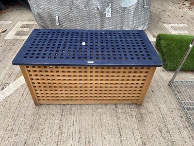 Lot 4252 - Chequer board finished wooden laundry box