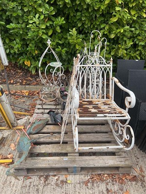 Lot 4256 - Two pallets of metal garden plant stands,...