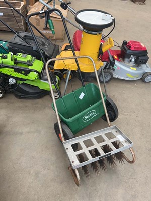 Lot 4183 - Scotts fertiliser / seed spreader and a lawn...
