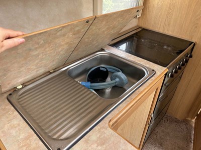Lot 4272 - Elddis Avante 482 2 berth touring caravan with...