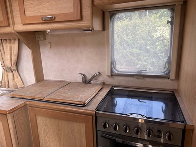 Lot 4272 - Elddis Avante 482 2 berth touring caravan with...