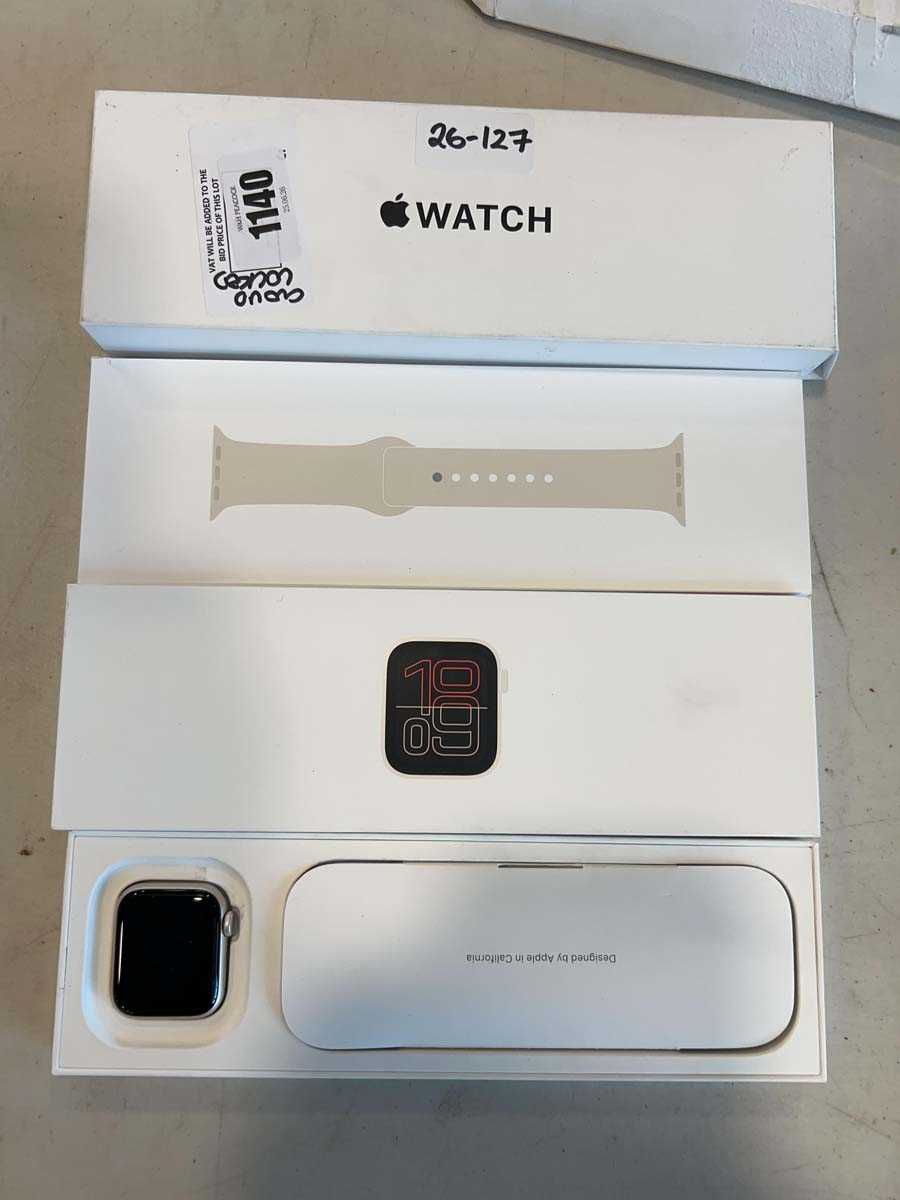 Lot 1140 - *CLOUD LOCKED Apple Watch SE 3, 40mm Starlight...