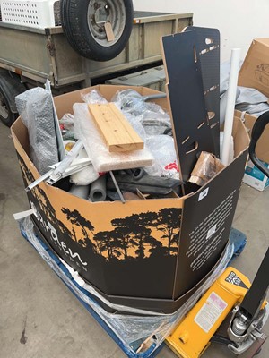 Lot 4395 - Pallet of mixed items to include insulated...