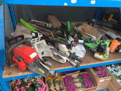 Lot 4060 - Selection of tools to include hedge trimmers,...