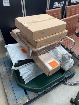 Lot 4425 - Pallet of assorted items to include carpet...