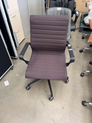 Lot 4429 - Backcloth ridged office swivel armchair