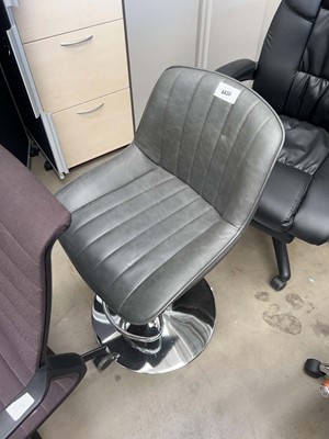 Lot 4430 - Single chrome based grey topped bar stool