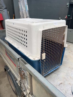 Lot 4351 - Large dog crate