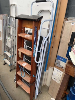 Lot 4355 - Wooden step ladder & 2x metal step ladders